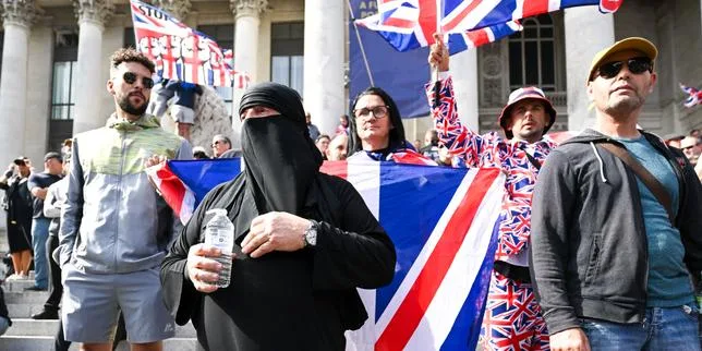 Au Royaume Uni, masques, cagoules… et burqas proscrits lors de manifestations antimigrants