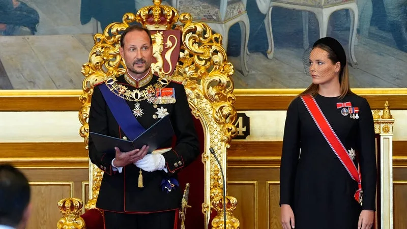 Norvège: le roi Haakon VIII prête serment devant le Parlement
