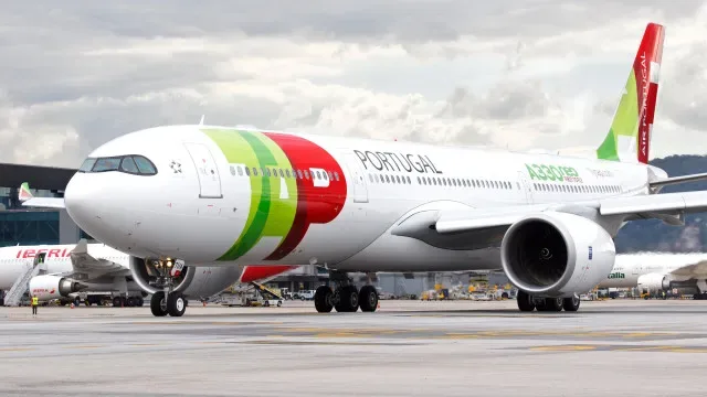 Avião da TAP esteve 3h parado com passageiros no interior. "Preocupados"