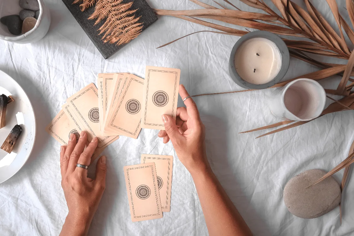 Tarot mensal: previsões para os 12 signos em setembro de 2026