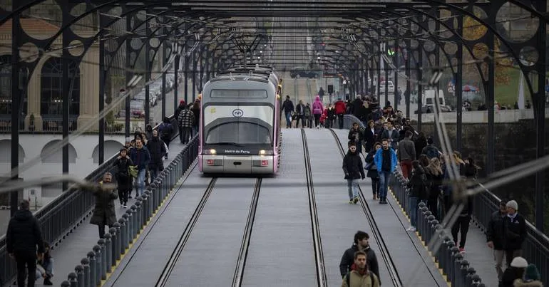 Calor volta a condicionar Metro do Porto