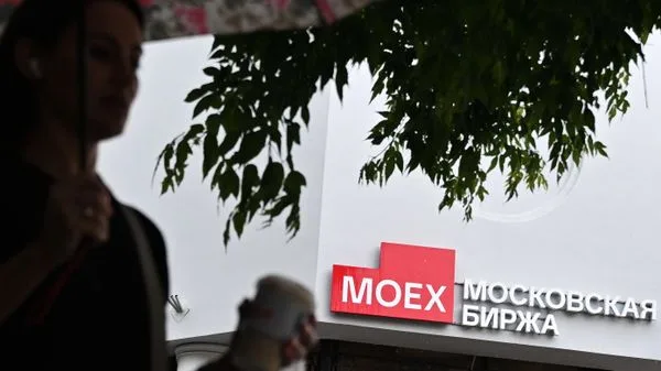 Курс юаня на Мосбирже продолжает снижаться четвертый день подряд
