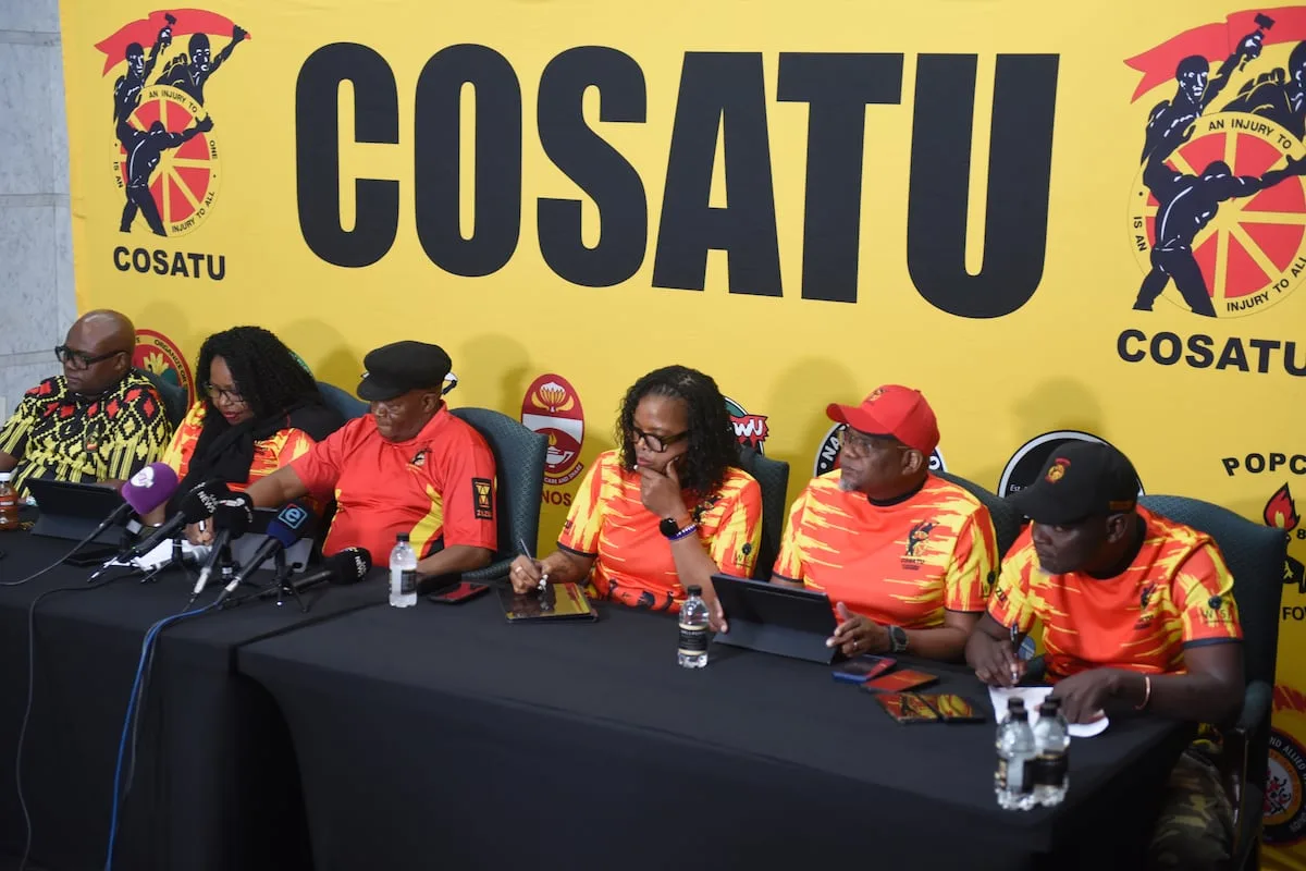 Cosatu congress resumes after battle over delegates