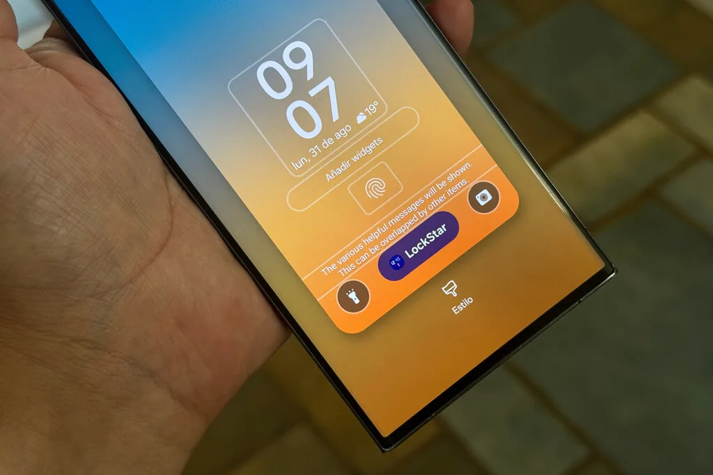 El reloj de tu Samsung no tiene que quedarse arriba en la pantalla de bloqueo: así puedes moverlo a cualquier parte