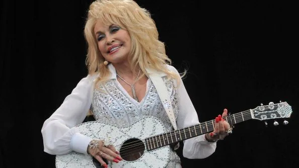 Dolly Parton ya está enterrada junto a su esposo, Carl Dean, en una ceremonia secreta e íntima en Nashville como era su deseo