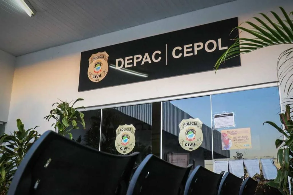 Homem foge por telhados e é baleado ao avançar com faca contra PMs