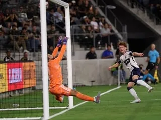 « Une famille talentueuse » : quand la fille d’Hugo Lloris chante l’hymne américain avant un match de Los Angeles FC
