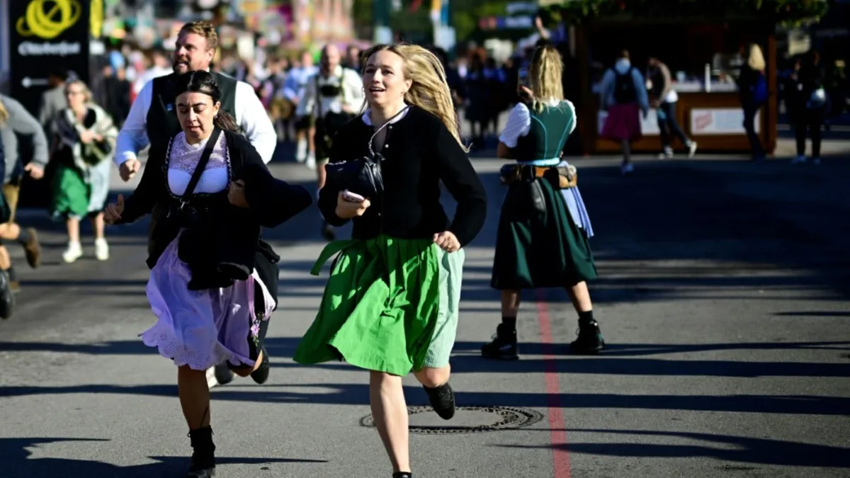 „O'zapft is“ nach zwei Schlägen: Bürgermeister Krause eröffnet erstmals Oktoberfest