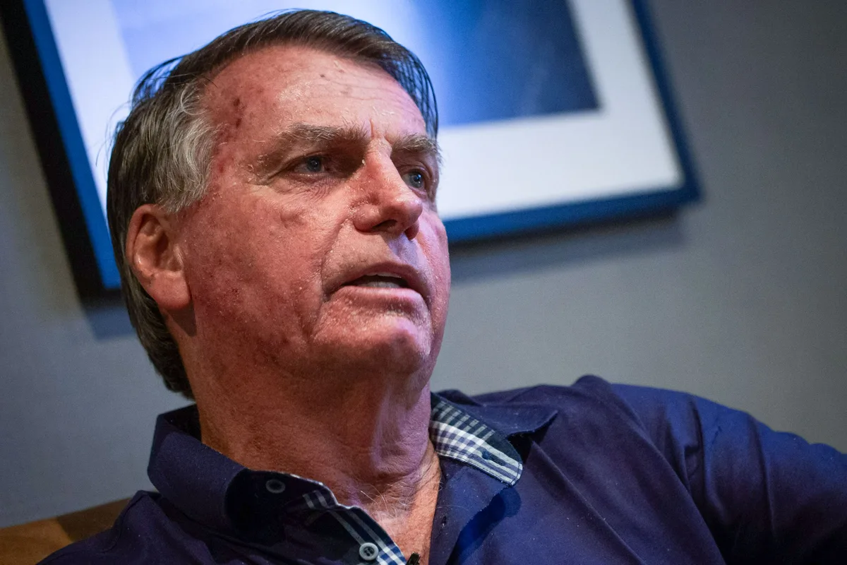 Jair Bolsonaro inicia exercícios com elástico 3 vezes na semana
