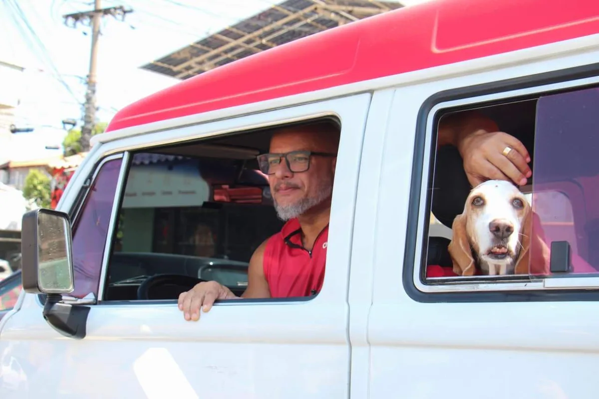 Kombi dos cachorros leva até 15 pets e rouba olhares pelas ruas