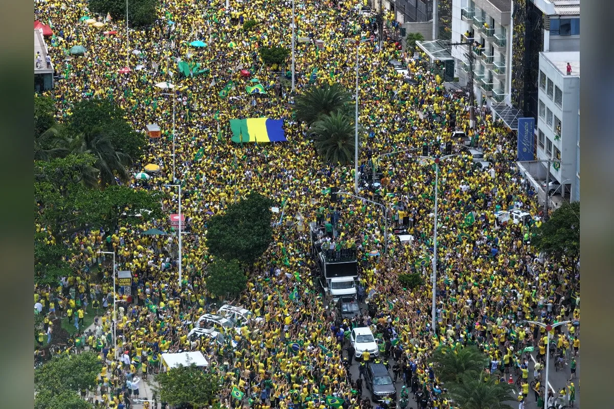 Flávio Bolsonaro participa de "bloco" no trio elétrico em Vitória (ES)
