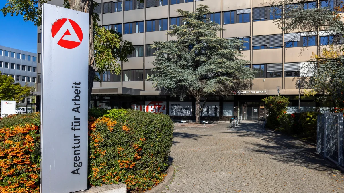 Schuldenberg wächst: Arbeitslosenkasse ringt mit wachsender Finanznot