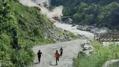 Worker films moment he runs to higher ground
