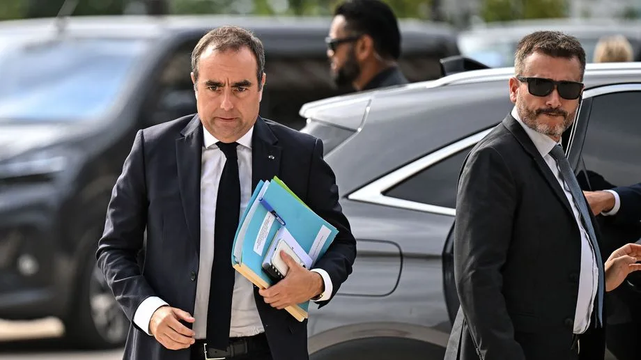 Incendies : le Premier ministre rencontre pompiers et sinistrés au Porge en Gironde