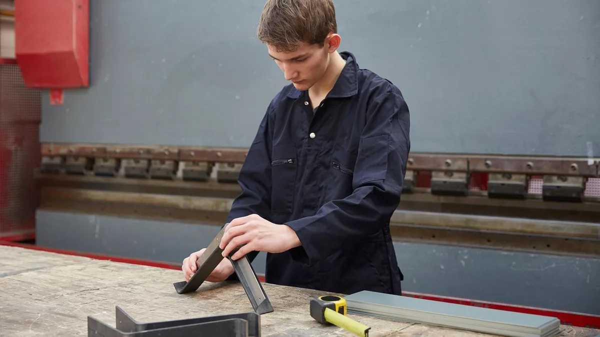 Berufseinstieg: Wie Sie Ihr Kind beim Start in die Ausbildung optimal begleiten