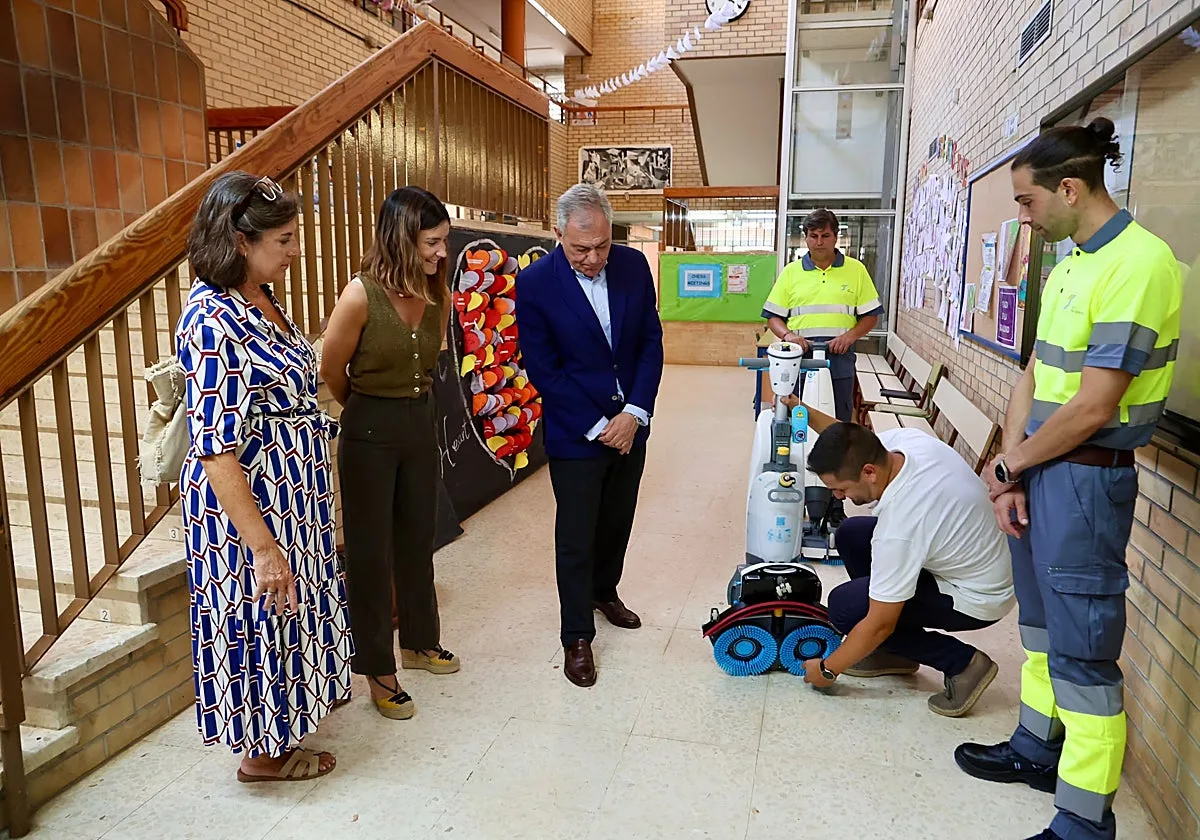 Sanz da la bienvenida al curso escolar con los nuevos trabajadores de limpieza