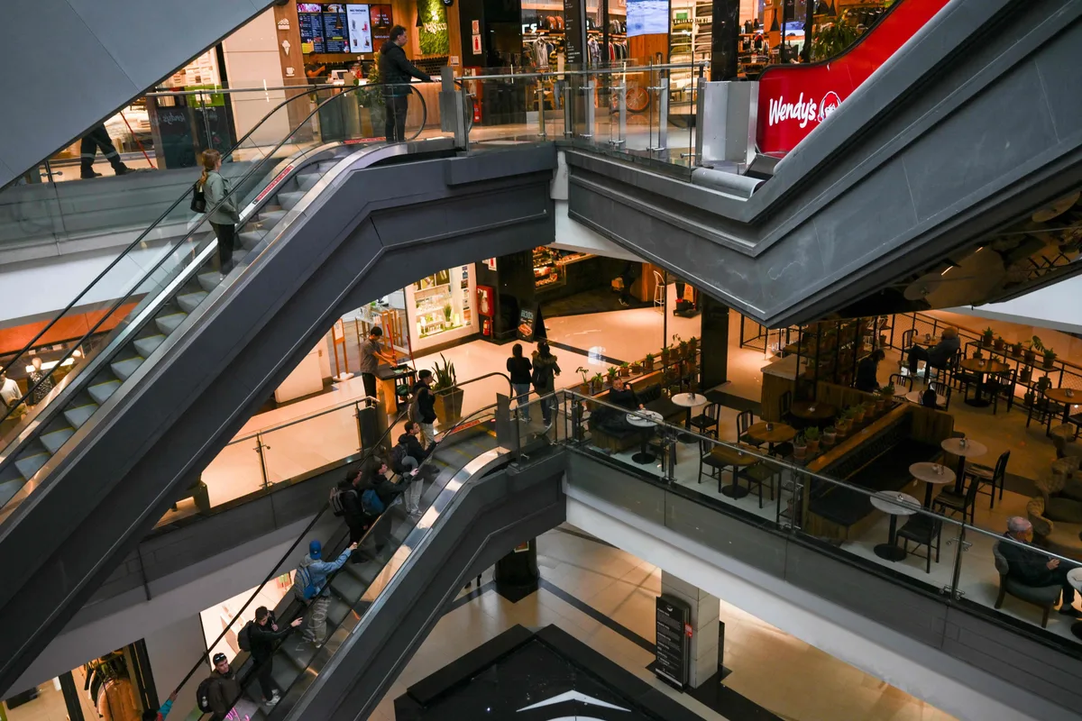Las ventas en supermercados, mayoristas y shoppings cayeron en el primer semestre del año