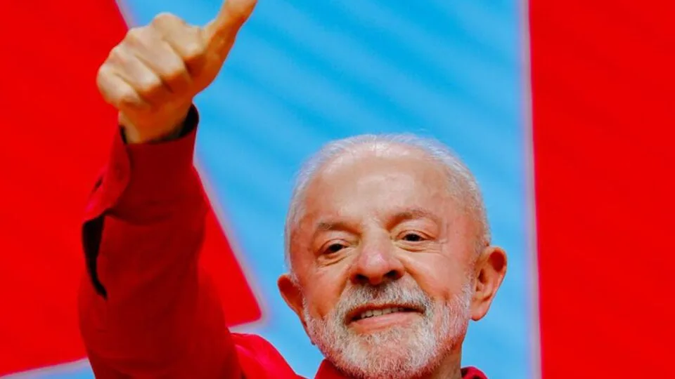 “De dia mostra a bandeira nacional e de noite vai ficar de quatro para os EUA”, diz Lula sobre irmãos Bolsonaro