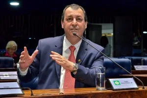 Quaest: Aziz tem 26% das intenções de voto no AM; vice-liderança tem empate triplo