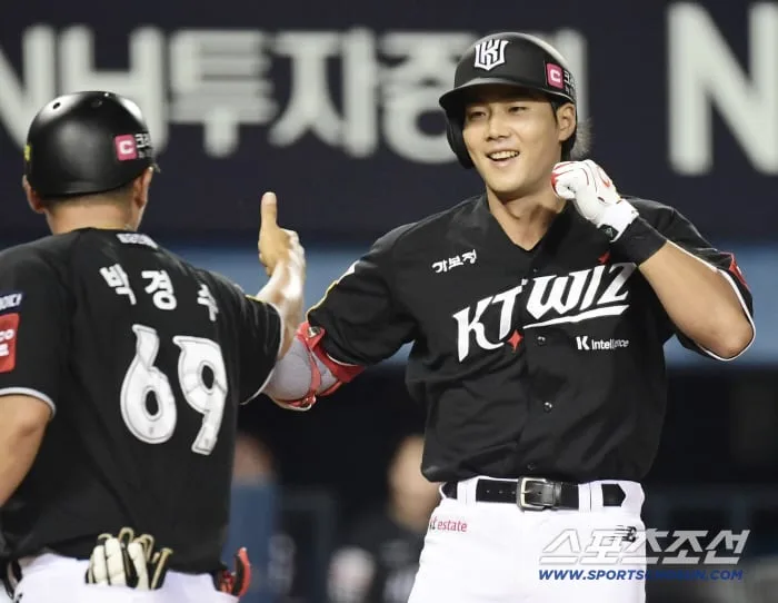 연장 11회말 장진혁이 끝냈다! 고영표 7이닝 역투 → 박영현 철벽뒷문…KT, 두산 잡고 1위 사수 [수원리뷰]