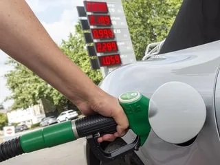 Prix des carburants : taxes, mesures ciblées, aides aux gros rouleurs… Que pourrait annoncer le gouvernement à 17 h ?