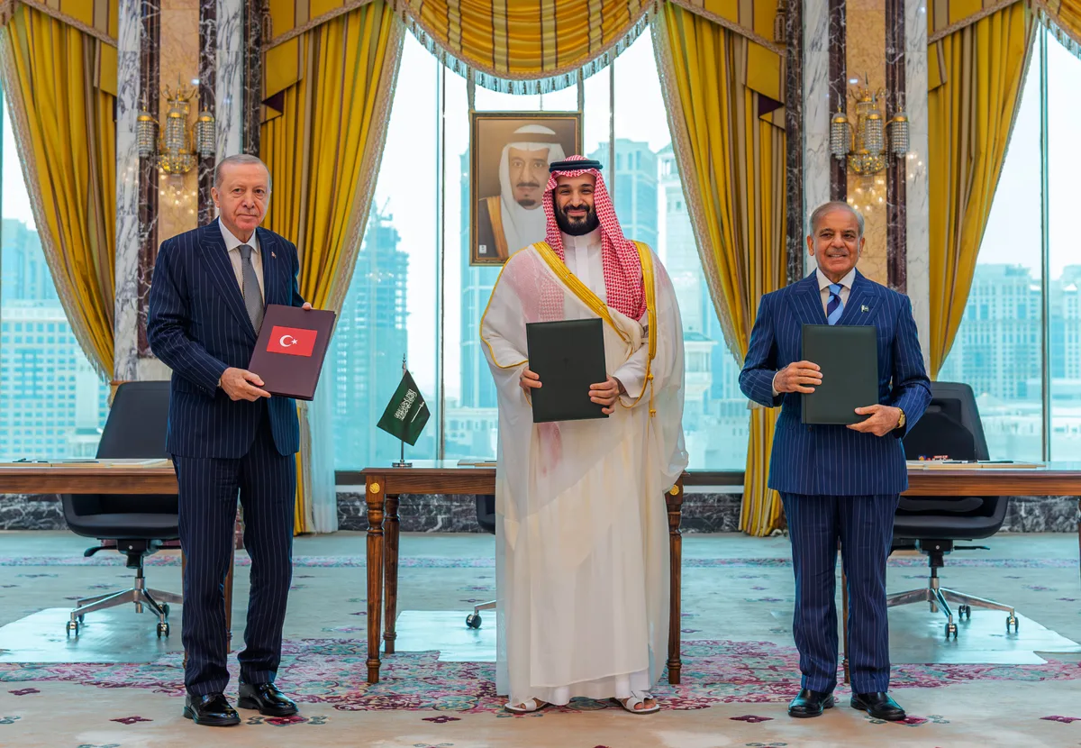 En qué consiste el Pacto de la Meca, el acuerdo de defensa entre tres gigantes del Islam que busca una alternativa a EE.UU.