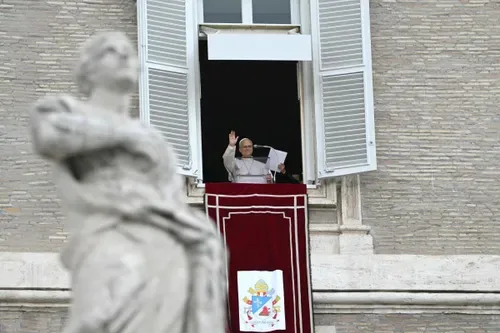 Pope addresses crowd in Vatican after cancer surgery