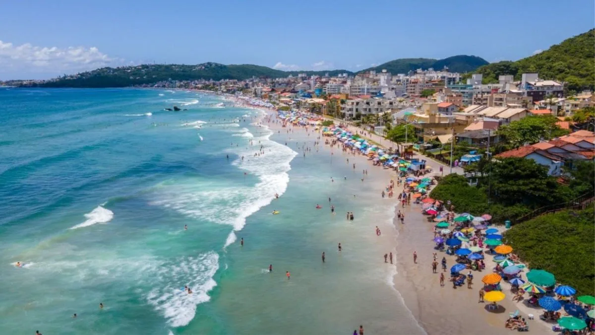 Falta de psicólogos e assistentes sociais leva Justiça a determinar mudanças na assistência social de praia de SC sob risco de multa diária de R$ 5 mil