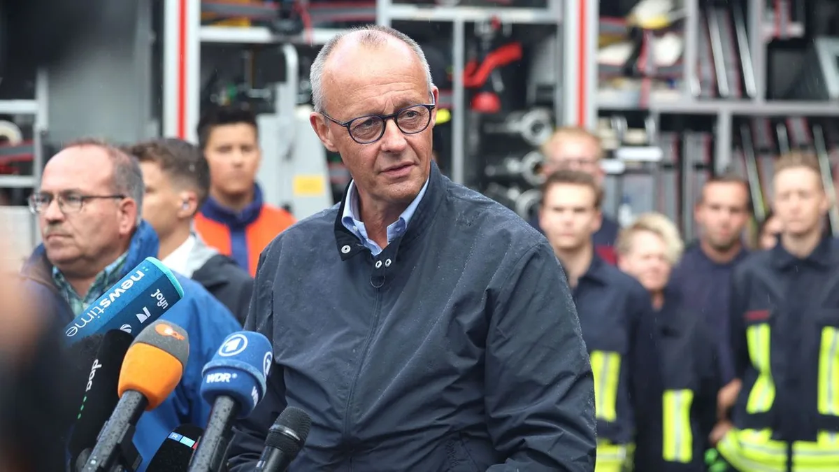 Besuch in Hürtgenwald: Merz dankt Feuerwehrleuten – Demonstranten buhen ihn aus