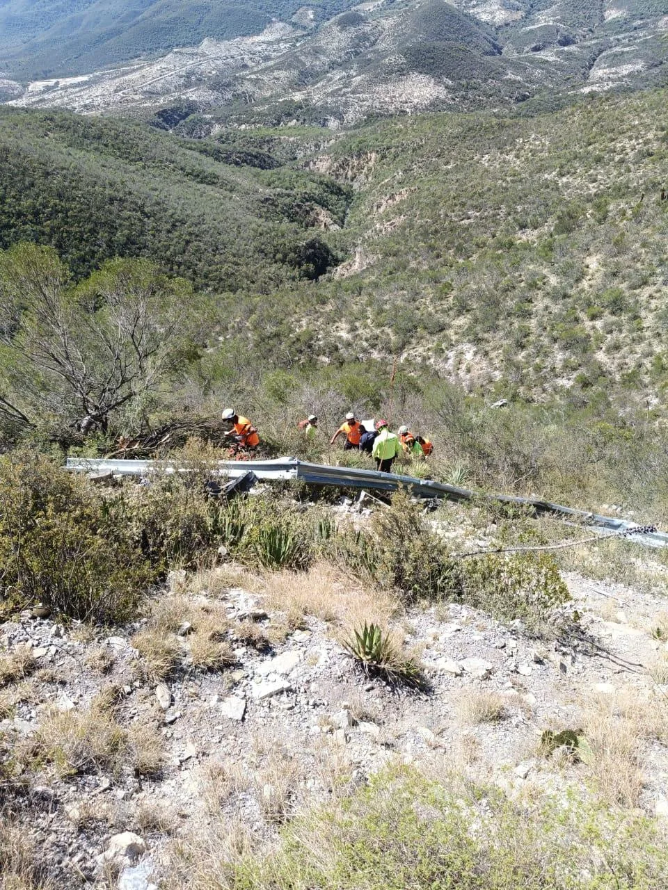NL: Se desbarranca auto en la Sierra de Iturbide con saldo de un muerto y una lesionada