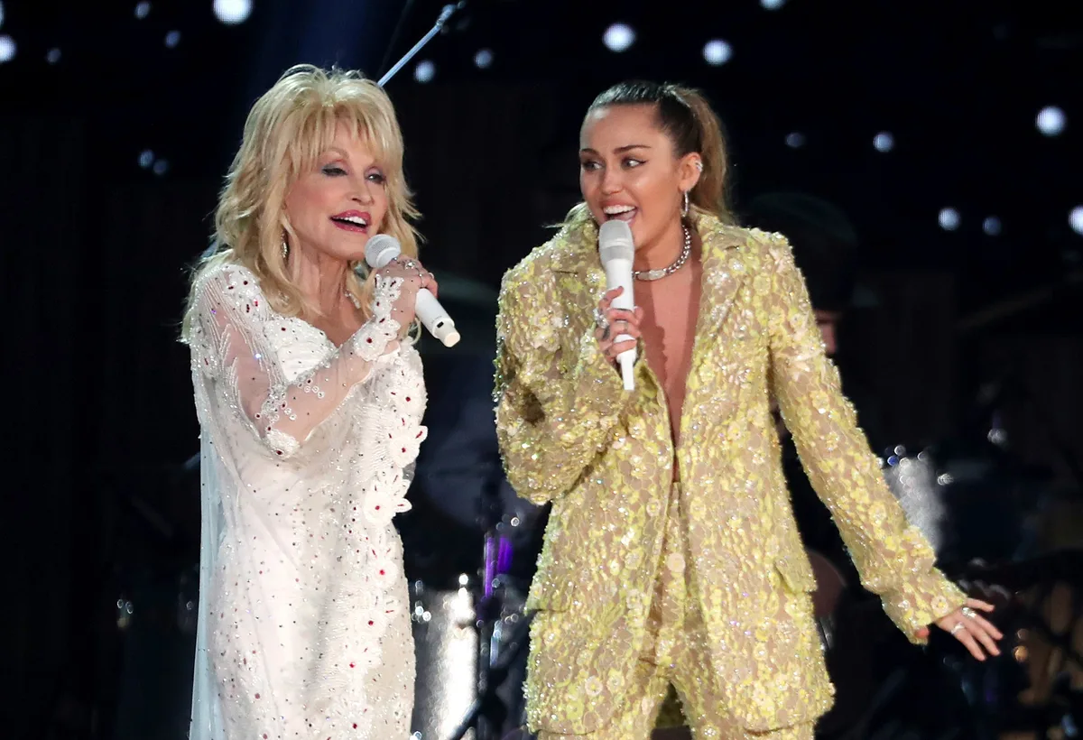 'Sempre vou amá-la': Miley Cyrus publica mensagem para madrinha Dolly Parton