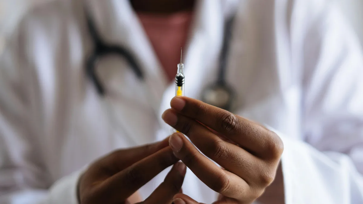 ¿Cansancio, estrés o bajas defensas? Lo que debes saber antes de recurrir a vitaminas por vía intravenosa