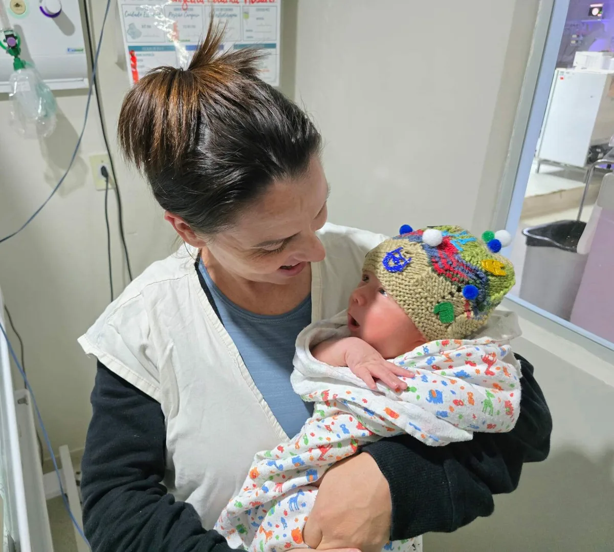 Na onda do cabelo maluco, hospital faz dia da touca personalizada para bebês