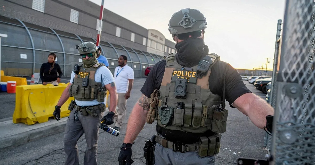 El ICE ataca y deja tirado en la calle a un ciudadano estadounidense en una detención errónea en Chicago