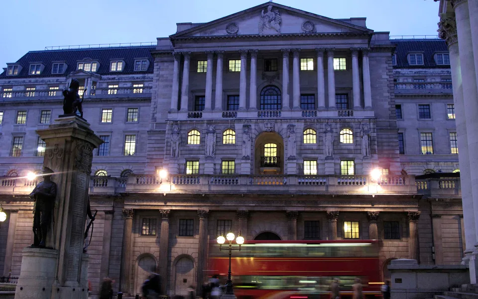 Banco de Inglaterra destoa de BCE e Fed e mantém juros inalterados