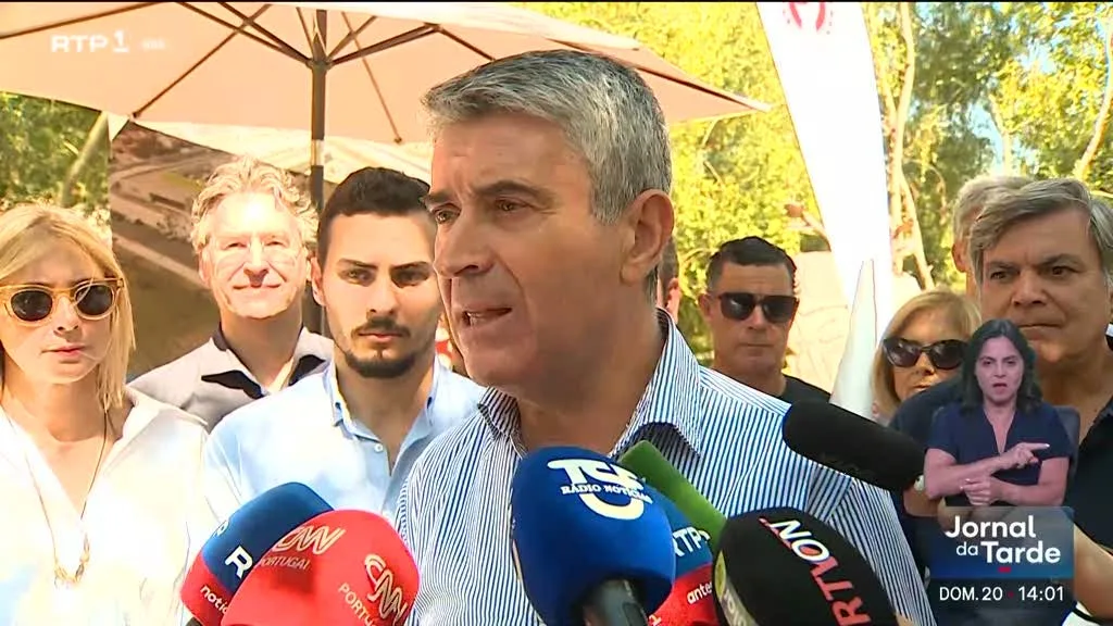 Carneiro garante que proposta do PS cabem no Orçamento