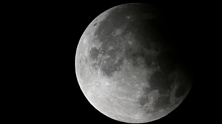 Que nous cache encore la Lune ?