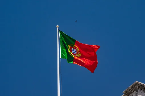 Brasileira é morta pelo filho de 15 anos em Portugal após golpe de mata-leão