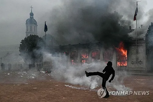 트럼프 "프랑스 불타…증오 품은 이민자가 나라 산산조각 내"