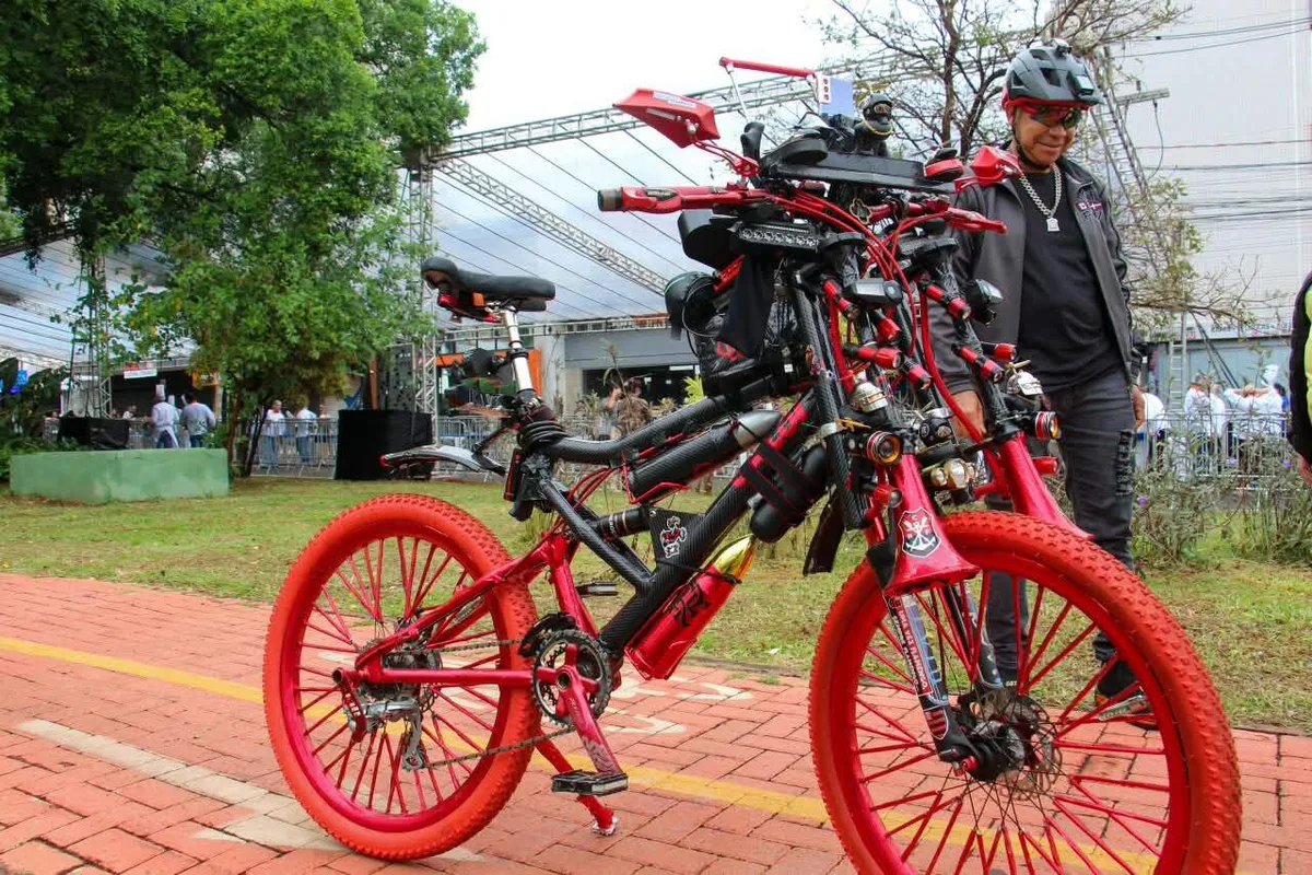 Amaril levou 10 anos para montar bicicleta turbinada do Flamengo