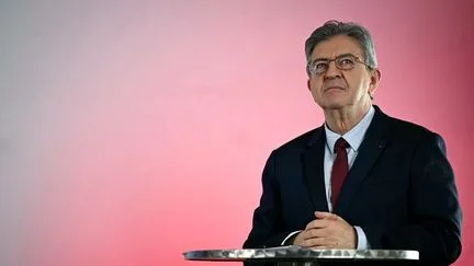 La France insoumise présente son projet de budget 2027 avec 25 milliards d'euros dédiés à la "diminution" de la dette