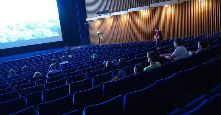 "Sente-se. No cinema": a campanha anti-sofá