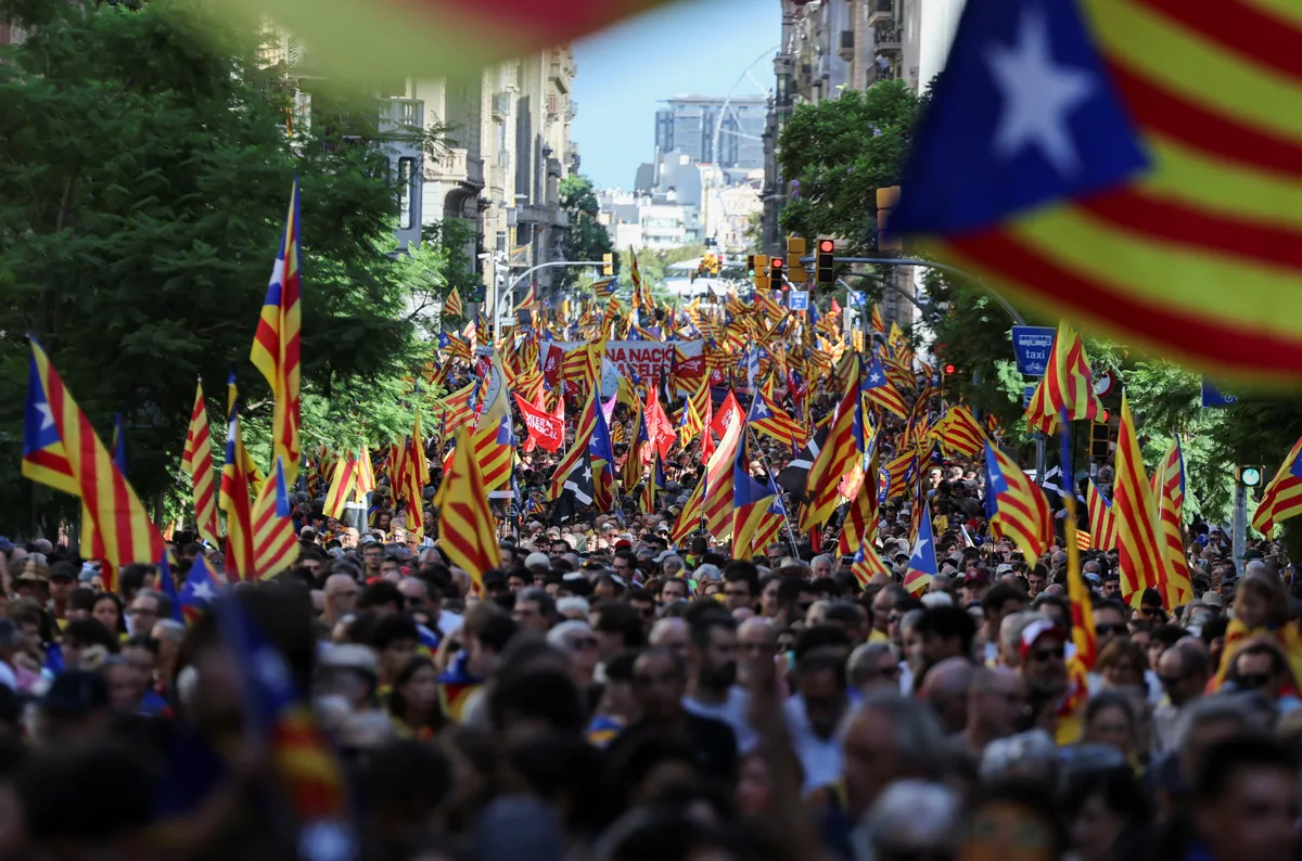 45.000 manifestantes salen a la calle en Barcelona para reclamar la independencia en una Diada marcada por el auge de Aliança Catalana y que se ha saldado con 18 detenidos