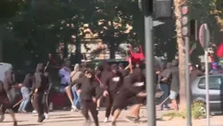 VÍDEO: confrontos violentos entre adeptos de Levante e Sevilha antes do jogo