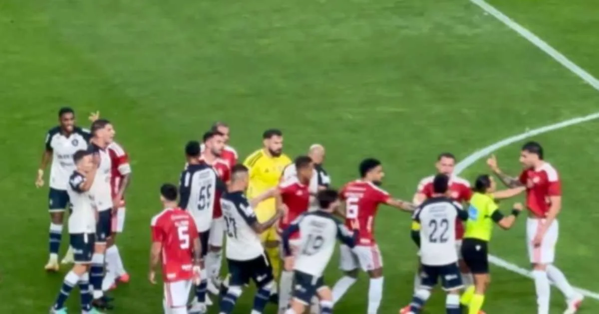 Fechou o tempo! Jogadores discutem durante Internacional x Remo