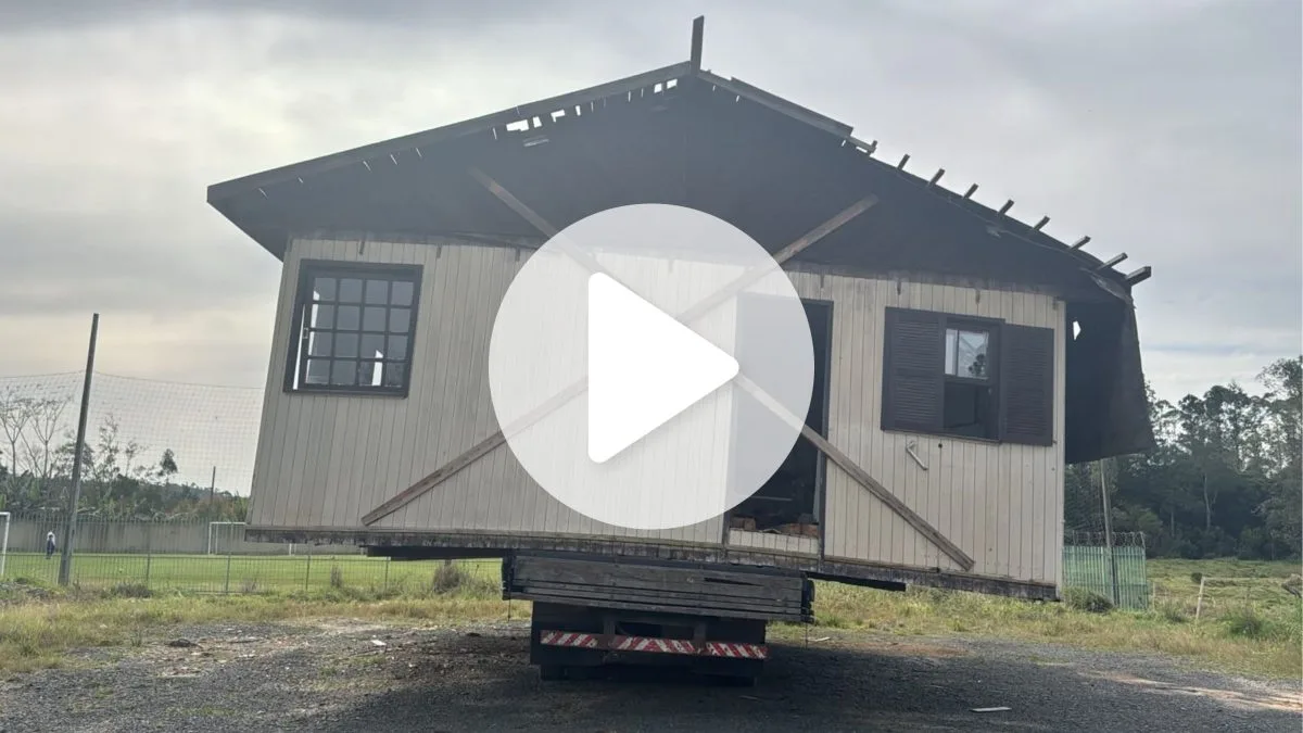 ‘Ou ele tira, ou a gente tira’: Casa abandonada sobre caminhão há quatro meses continua parada perto de escola em SC e aguarda documentos para remoção do local