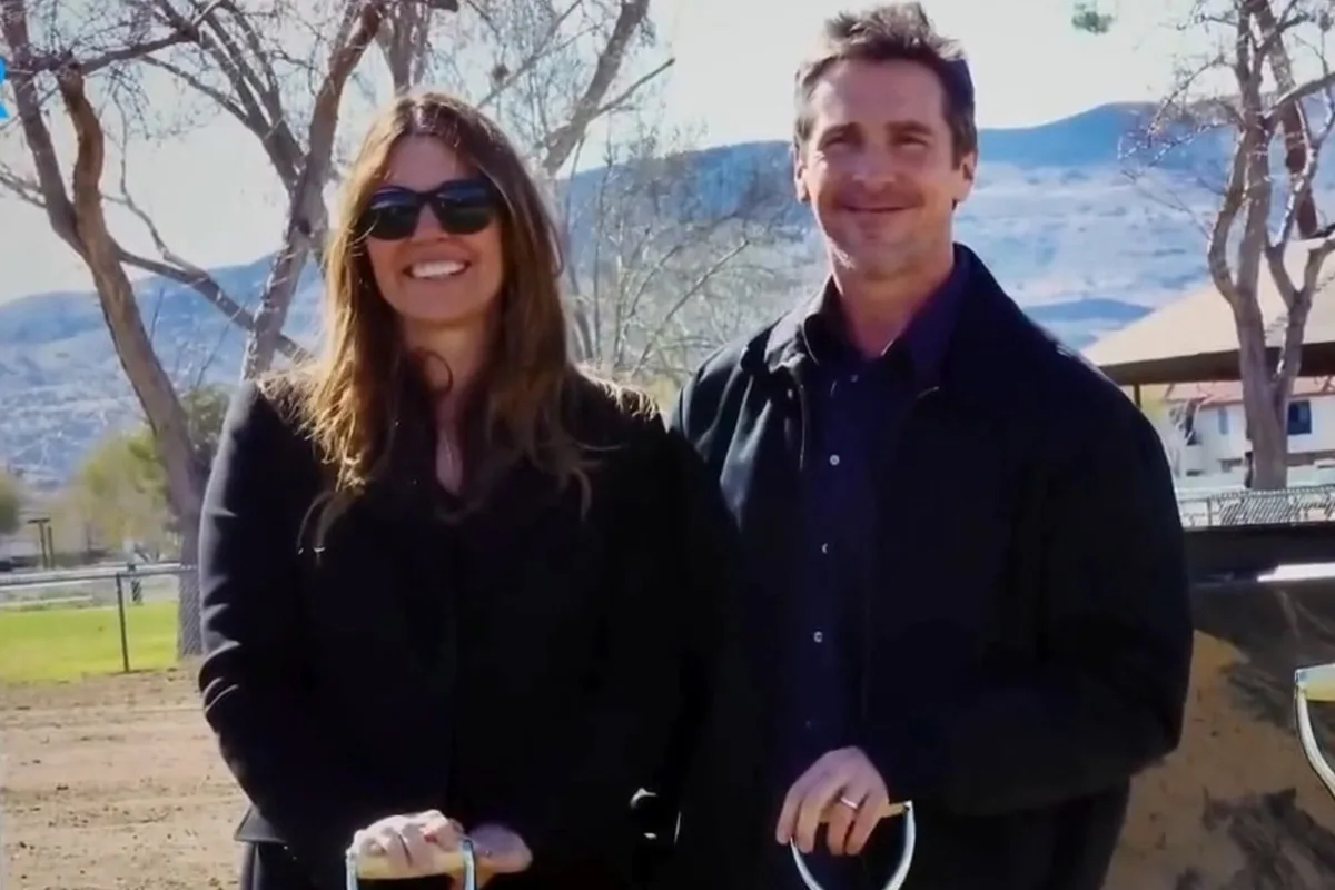 Del cine a la vida real: Christian Bale inauguró un complejo de viviendas para evitar que los hermanos en adopción sean separados