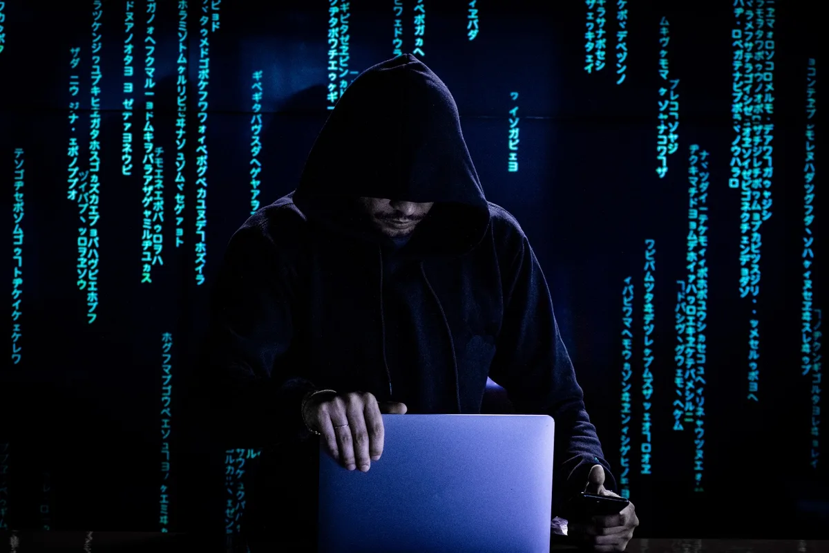 Homem é preso após defender estupro como “dever” e atacar mulheres na web