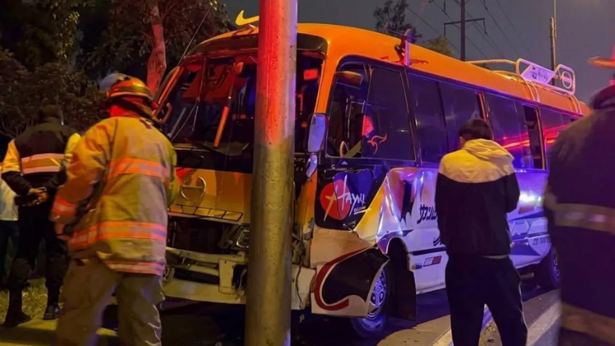 Conductor del Anconero se salva de morir tras impactar contra un poste en la Vía de Evitamiento en Los Olivos: quedó atrapado tras el choque