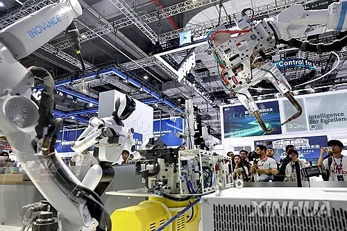 中 상하이, 2028년까지 공장에 휴머노이드 8천대 배치 추진